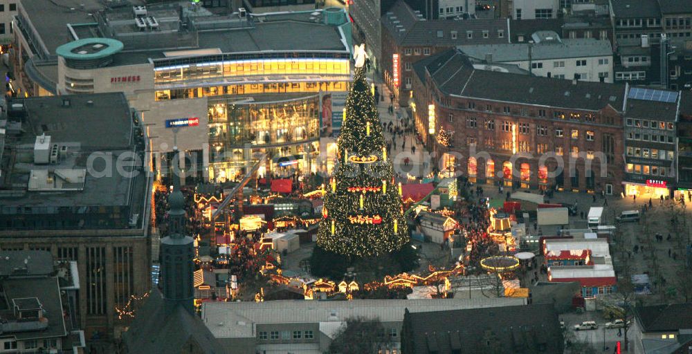 Dortmund from above - Blick auf den Weihnachtsmarkt im Stadtzentrum von Dortmund in Nordrhein-Westfalen. Der Dortmunder Weihnachtsmarkt wird durch den 45 Meter hohen Weihnachtsbaum geprägt und ist mit 300 Ständen und einem Show-Programm ein Anziehungspunkt in der Adventszeit. Kontakt: Markthandel- und Schausteller-Verband Westfalen e.V. Bezirksstelle Dortmund, Tel. +49 (0) 231 571 468,