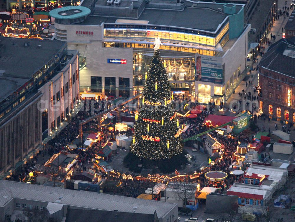 Dortmund from the bird's eye view: Blick auf den Weihnachtsmarkt im Stadtzentrum von Dortmund in Nordrhein-Westfalen. Der Dortmunder Weihnachtsmarkt wird durch den 45 Meter hohen Weihnachtsbaum geprägt und ist mit 300 Ständen und einem Show-Programm ein Anziehungspunkt in der Adventszeit. Kontakt: Markthandel- und Schausteller-Verband Westfalen e.V. Bezirksstelle Dortmund, Tel. +49 (0) 231 571 468,