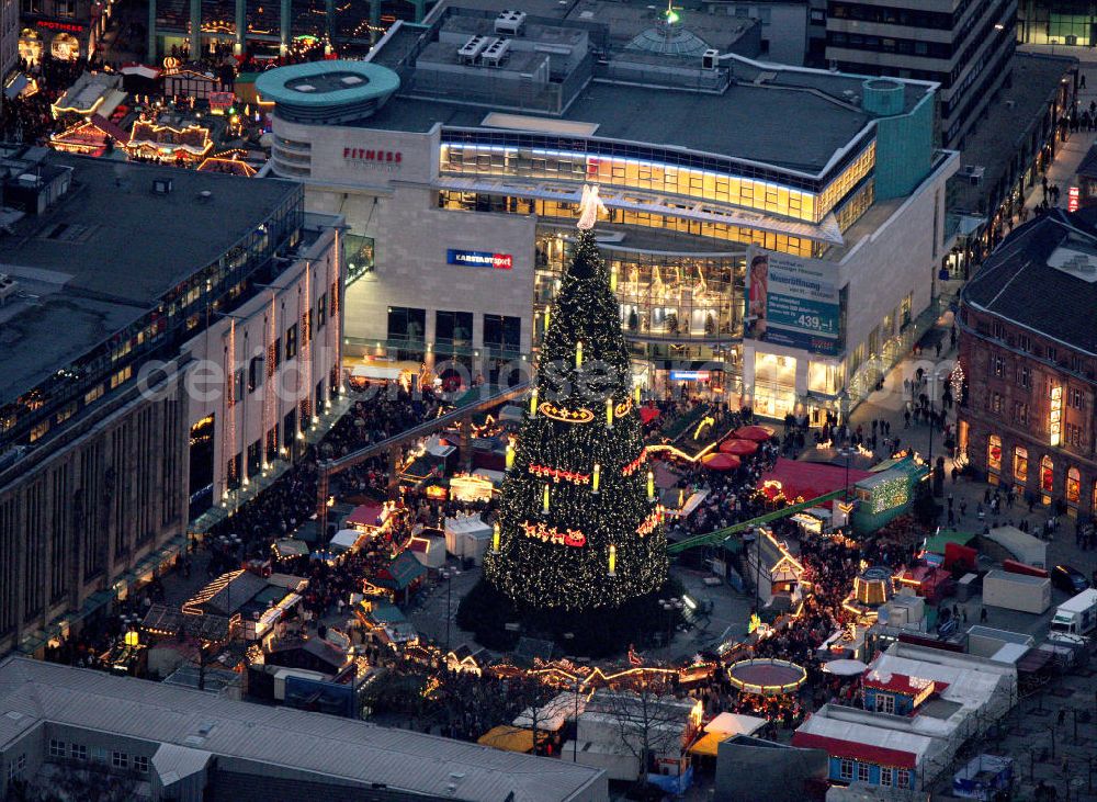 Aerial image Dortmund - Blick auf den Weihnachtsmarkt im Stadtzentrum von Dortmund in Nordrhein-Westfalen. Der Dortmunder Weihnachtsmarkt wird durch den 45 Meter hohen Weihnachtsbaum geprägt und ist mit 300 Ständen und einem Show-Programm ein Anziehungspunkt in der Adventszeit. Kontakt: Markthandel- und Schausteller-Verband Westfalen e.V. Bezirksstelle Dortmund, Tel. +49 (0) 231 571 468,