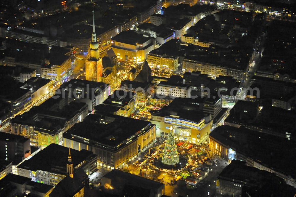 Aerial photograph Dortmund - Blick auf den Weihnachtsmarkt im Stadtzentrum von Dortmund in Nordrhein-Westfalen. Der Dortmunder Weihnachtsmarkt wird durch den 45 Meter hohen Weihnachtsbaum geprägt und ist mit 300 Ständen und einem Show-Programm ein Anziehungspunkt in der Adventszeit. Kontakt: Markthandel- und Schausteller-Verband Westfalen e.V. Bezirksstelle Dortmund, Tel. +49 (0) 231 571 468,