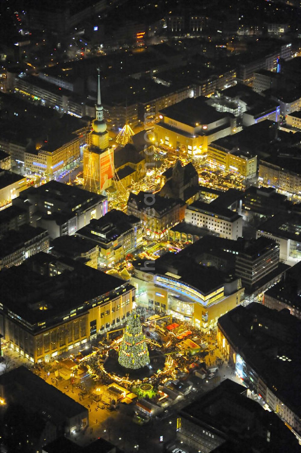 Dortmund from above - Blick auf den Weihnachtsmarkt im Stadtzentrum von Dortmund in Nordrhein-Westfalen. Der Dortmunder Weihnachtsmarkt wird durch den 45 Meter hohen Weihnachtsbaum geprägt und ist mit 300 Ständen und einem Show-Programm ein Anziehungspunkt in der Adventszeit. Kontakt: Markthandel- und Schausteller-Verband Westfalen e.V. Bezirksstelle Dortmund, Tel. +49 (0) 231 571 468,