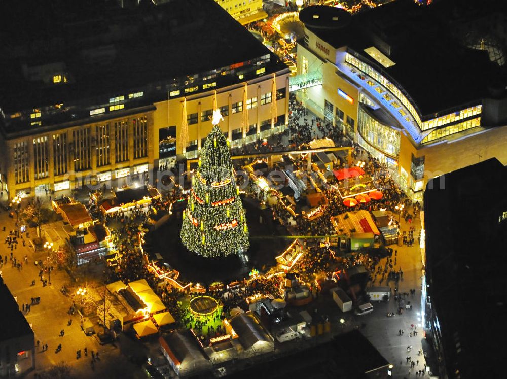 Dortmund from the bird's eye view: Blick auf den Weihnachtsmarkt im Stadtzentrum von Dortmund in Nordrhein-Westfalen. Der Dortmunder Weihnachtsmarkt wird durch den 45 Meter hohen Weihnachtsbaum geprägt und ist mit 300 Ständen und einem Show-Programm ein Anziehungspunkt in der Adventszeit. Kontakt: Markthandel- und Schausteller-Verband Westfalen e.V. Bezirksstelle Dortmund, Tel. +49 (0) 231 571 468,