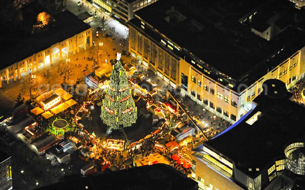 Aerial image Dortmund - Blick auf den Weihnachtsmarkt im Stadtzentrum von Dortmund in Nordrhein-Westfalen. Der Dortmunder Weihnachtsmarkt wird durch den 45 Meter hohen Weihnachtsbaum geprägt und ist mit 300 Ständen und einem Show-Programm ein Anziehungspunkt in der Adventszeit. Kontakt: Markthandel- und Schausteller-Verband Westfalen e.V. Bezirksstelle Dortmund, Tel. +49 (0) 231 571 468,