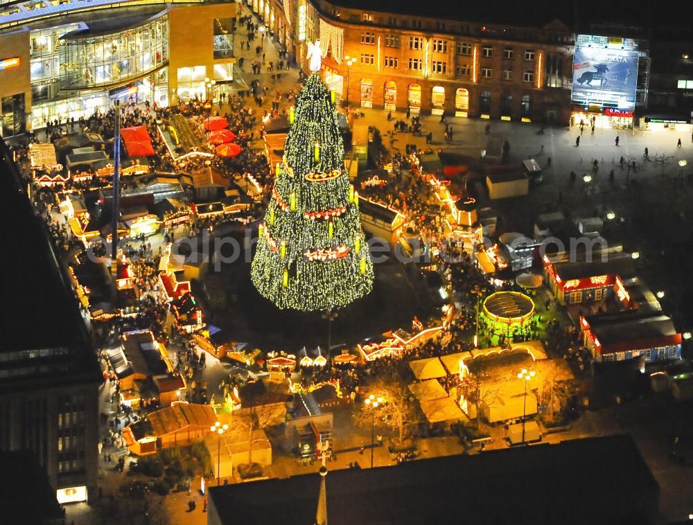 Aerial photograph Dortmund - Blick auf den Weihnachtsmarkt im Stadtzentrum von Dortmund in Nordrhein-Westfalen. Der Dortmunder Weihnachtsmarkt wird durch den 45 Meter hohen Weihnachtsbaum geprägt und ist mit 300 Ständen und einem Show-Programm ein Anziehungspunkt in der Adventszeit. Kontakt: Markthandel- und Schausteller-Verband Westfalen e.V. Bezirksstelle Dortmund, Tel. +49 (0) 231 571 468,