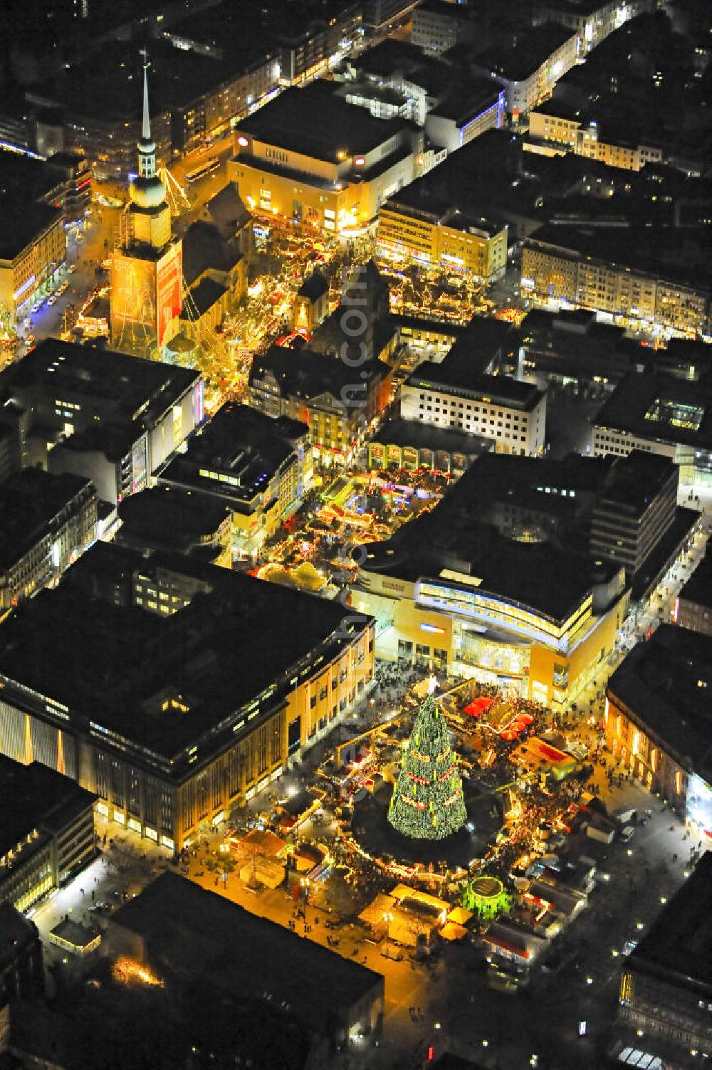 Dortmund from above - Blick auf den Weihnachtsmarkt im Stadtzentrum von Dortmund in Nordrhein-Westfalen. Der Dortmunder Weihnachtsmarkt wird durch den 45 Meter hohen Weihnachtsbaum geprägt und ist mit 300 Ständen und einem Show-Programm ein Anziehungspunkt in der Adventszeit. Kontakt: Markthandel- und Schausteller-Verband Westfalen e.V. Bezirksstelle Dortmund, Tel. +49 (0) 231 571 468,