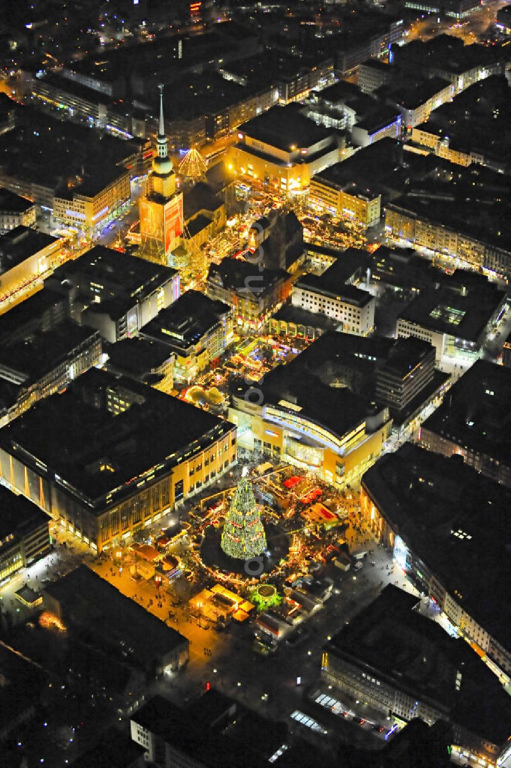 Dortmund from the bird's eye view: Blick auf den Weihnachtsmarkt im Stadtzentrum von Dortmund in Nordrhein-Westfalen. Der Dortmunder Weihnachtsmarkt wird durch den 45 Meter hohen Weihnachtsbaum geprägt und ist mit 300 Ständen und einem Show-Programm ein Anziehungspunkt in der Adventszeit. Kontakt: Markthandel- und Schausteller-Verband Westfalen e.V. Bezirksstelle Dortmund, Tel. +49 (0) 231 571 468,