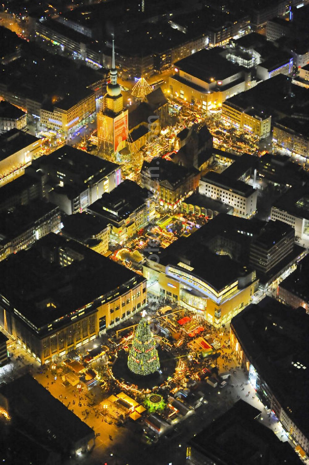 Aerial image Dortmund - Blick auf den Weihnachtsmarkt im Stadtzentrum von Dortmund in Nordrhein-Westfalen. Der Dortmunder Weihnachtsmarkt wird durch den 45 Meter hohen Weihnachtsbaum geprägt und ist mit 300 Ständen und einem Show-Programm ein Anziehungspunkt in der Adventszeit. Kontakt: Markthandel- und Schausteller-Verband Westfalen e.V. Bezirksstelle Dortmund, Tel. +49 (0) 231 571 468,