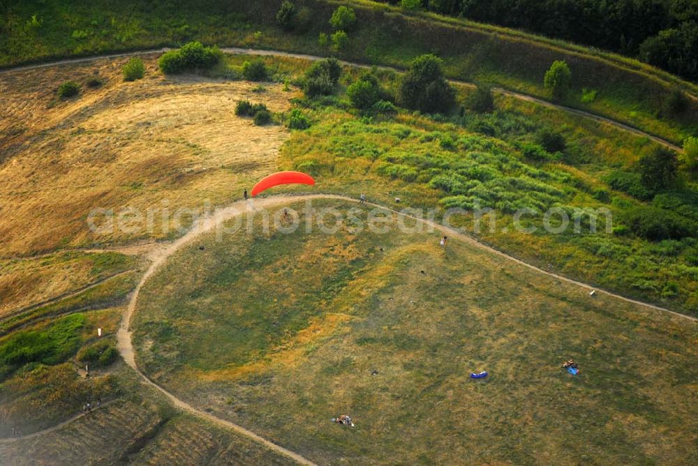 Aerial photograph Berlin - Drachenfliegen auf dem Teufelsberg im Westen Berlins.