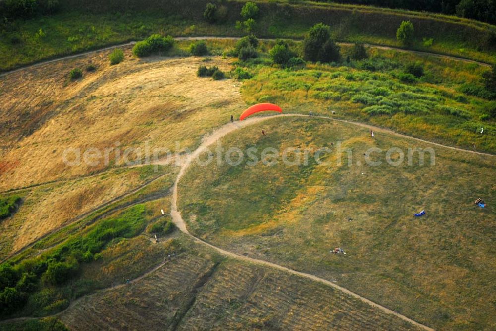 Aerial photograph Berlin - Drachenfliegen auf dem Teufelsberg im Westen Berlins.