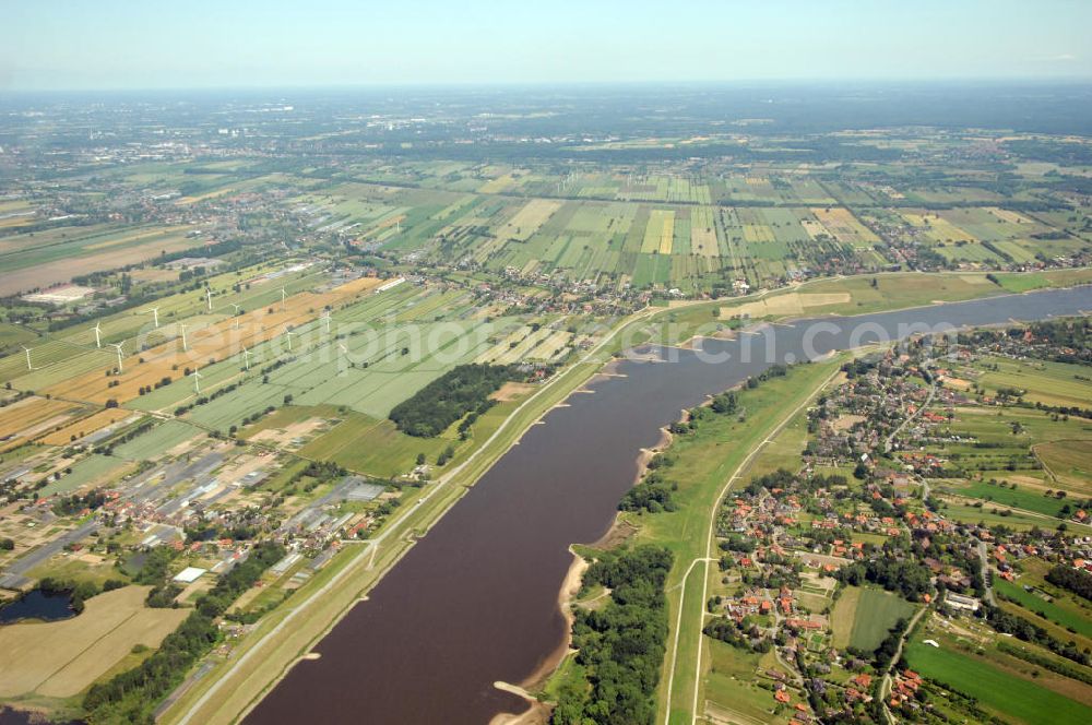 Aerial photograph Drage - Blick auf die Elbe, die hier die Grenze von Niedersachsen und Hamburg bildet. Rechts im Bild bzw. südlich der Elbe der Ort Drage. View to the small town Drage in Lower Saxony south to the river Elbe.