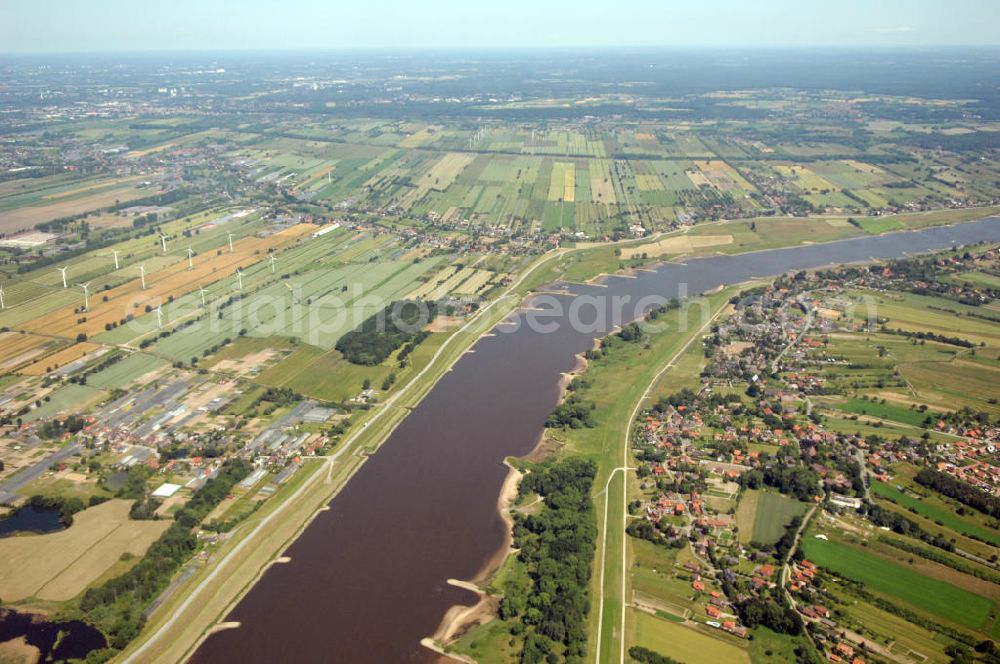 Drage from above - Blick auf die Elbe, die hier die Grenze von Niedersachsen und Hamburg bildet. Rechts im Bild bzw. südlich der Elbe der Ort Drage. View to the small town Drage in Lower Saxony south to the river Elbe.