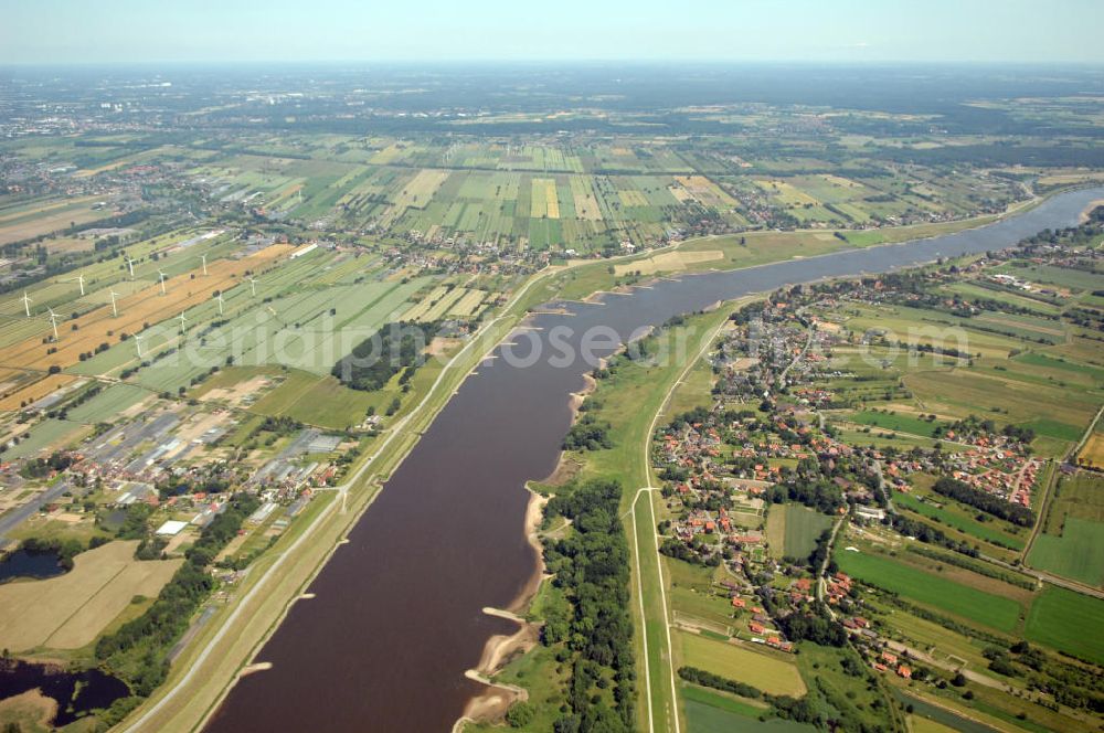 Drage from the bird's eye view: Blick auf die Elbe, die hier die Grenze von Niedersachsen und Hamburg bildet. Rechts im Bild bzw. südlich der Elbe der Ort Drage. View to the small town Drage in Lower Saxony south to the river Elbe.