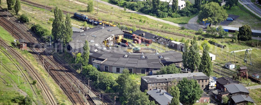 Aerial photograph Kostrzyn / Küstrin - Blick auf die Drehscheibe am Bahnhof von Kostrzyn. Die Drehscheibe wird zum raumsparenden Umsetzen der Lokomotiven in benachbarte Gleise benutzt. Der Bahnhof entstand mit der Bahnstrecke Breslau–Stettin 1876 und hieß zunächst Cüstriner Vorstadt, seit 1904 Cüstrin-Neustadt Hauptbahnhof. Von hier bestehen u.a. Direktverbindungen nach Stettin und Berlin. View of the turntable at the station of Kostrzyn. The station was built with the railway-Szczecin Wroclaw in 1876 and was first called Ciistrin suburbs, since 1904 Ciistrin-Neustadt Central Station. From here there are direct connections to Szczecin and Berlin.