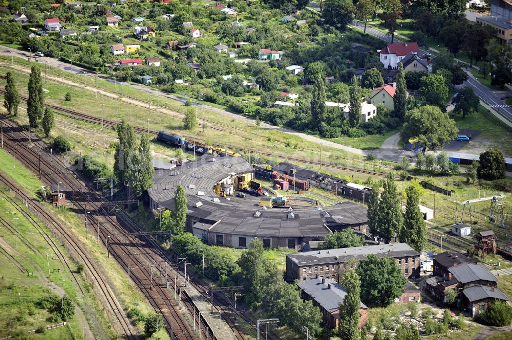 Kostrzyn / Küstrin from above - Blick auf die Drehscheibe am Bahnhof von Kostrzyn. Die Drehscheibe wird zum raumsparenden Umsetzen der Lokomotiven in benachbarte Gleise benutzt. Der Bahnhof entstand mit der Bahnstrecke Breslau–Stettin 1876 und hieß zunächst Cüstriner Vorstadt, seit 1904 Cüstrin-Neustadt Hauptbahnhof. Von hier bestehen u.a. Direktverbindungen nach Stettin und Berlin. View of the turntable at the station of Kostrzyn. The station was built with the railway-Szczecin Wroclaw in 1876 and was first called Ciistrin suburbs, since 1904 Ciistrin-Neustadt Central Station. From here there are direct connections to Szczecin and Berlin.