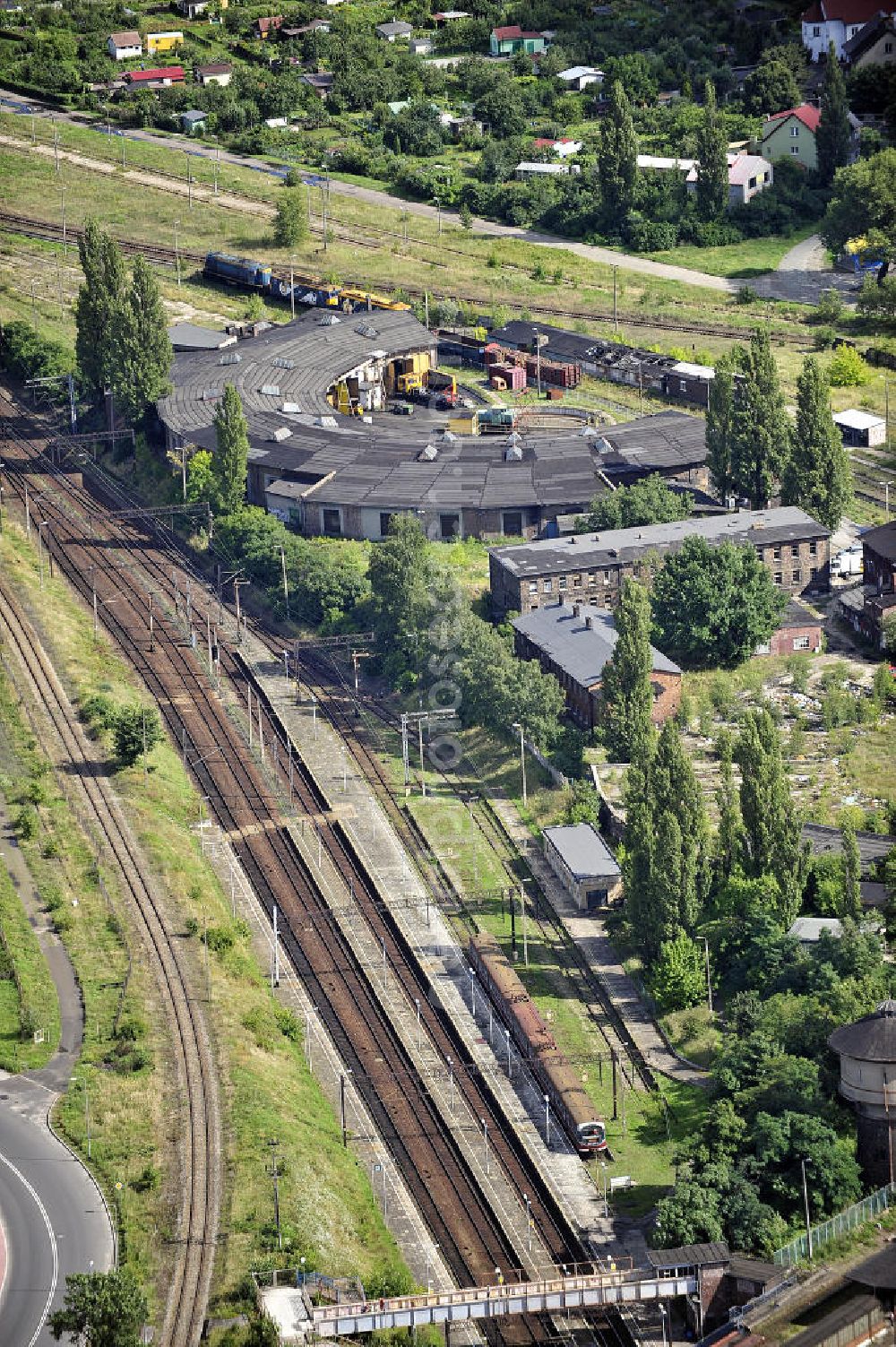 Kostrzyn / Küstrin from the bird's eye view: Blick auf die Drehscheibe am Bahnhof von Kostrzyn. Die Drehscheibe wird zum raumsparenden Umsetzen der Lokomotiven in benachbarte Gleise benutzt. Der Bahnhof entstand mit der Bahnstrecke Breslau–Stettin 1876 und hieß zunächst Cüstriner Vorstadt, seit 1904 Cüstrin-Neustadt Hauptbahnhof. Von hier bestehen u.a. Direktverbindungen nach Stettin und Berlin. View of the turntable at the station of Kostrzyn. The station was built with the railway-Szczecin Wroclaw in 1876 and was first called Ciistrin suburbs, since 1904 Ciistrin-Neustadt Central Station. From here there are direct connections to Szczecin and Berlin.