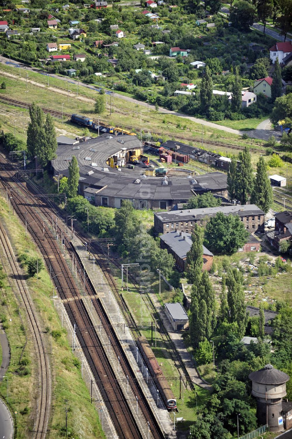 Aerial image Kostrzyn / Küstrin - Blick auf die Drehscheibe am Bahnhof von Kostrzyn. Die Drehscheibe wird zum raumsparenden Umsetzen der Lokomotiven in benachbarte Gleise benutzt. Der Bahnhof entstand mit der Bahnstrecke Breslau–Stettin 1876 und hieß zunächst Cüstriner Vorstadt, seit 1904 Cüstrin-Neustadt Hauptbahnhof. Von hier bestehen u.a. Direktverbindungen nach Stettin und Berlin. View of the turntable at the station of Kostrzyn. The station was built with the railway-Szczecin Wroclaw in 1876 and was first called Ciistrin suburbs, since 1904 Ciistrin-Neustadt Central Station. From here there are direct connections to Szczecin and Berlin.