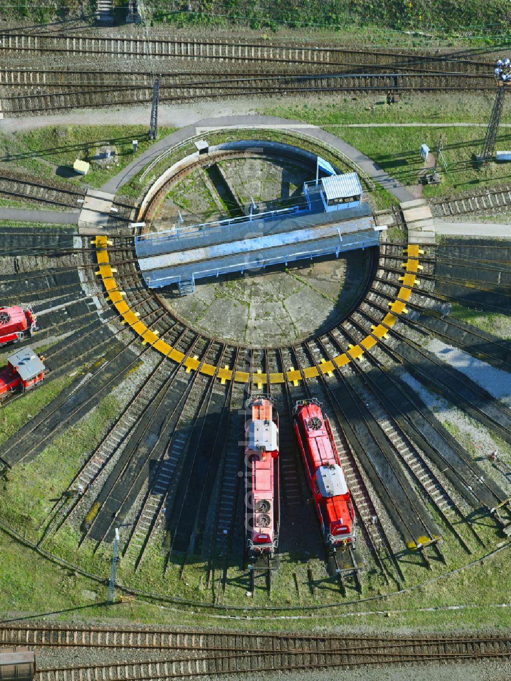 Magdeburg from the bird's eye view: Bridge girders in the circle center of the turntable at the depot of the railway depot .. in the district Rothensee in Magdeburg in the state Saxony-Anhalt, Germany