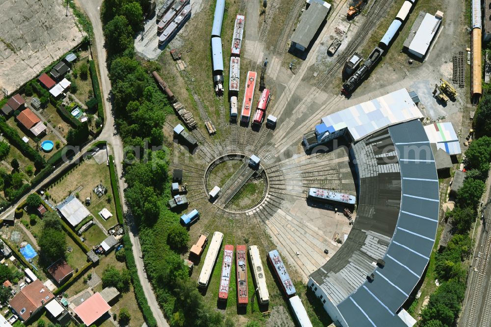 Aerial photograph Weimar - Museum and exhibition building of the railway museum with turntable and locomotive shed of the TEV Thueringer Eisenbahnverein e.V. in Weimar in the state Thuringia, Germany