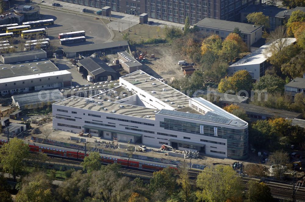 Berlin from the bird's eye view: Blick auf den Dreigeschossigen Wirtschafts-Neubau am Zoologischem Garten in Berlin. An dieses schon fast fertiggestellte Gebäude soll künftig das Berliner Aussichtsrad angrenzen. Es sollen unter an derem folgende Nutzungsbereiche für das Gebäude entstehen: ein Tierkrankenhaus, ein Tierwinterquartier, Kühllager, Werkstätten sowie Büro- und Verwaltungsflächen. Bauausführung Kontakt: BATEG Ingenieurbau GmbH, Heerstraße 16, 14052 Berlin, Tel. +49(0)30 301293 0, Fax +49(0)30 301293 40, Email: info@bateg.de