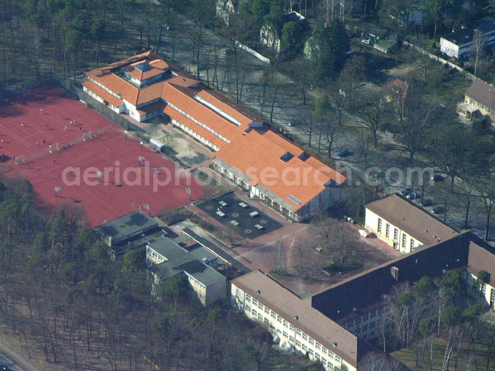 Berlin Steglitz-Zehlendorf from the bird's eye view: Dreilinden Grundschule und Gymnasium an der Dreilindenstraße am S-Bahnhof Berlin Wannsee