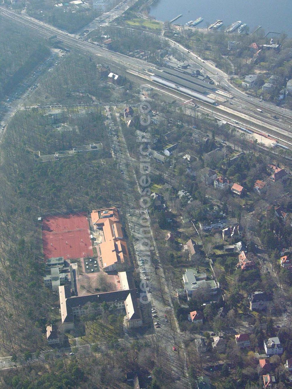 Aerial image Berlin Steglitz-Zehlendorf - Dreilinden Grundschule und Gymnasium an der Dreilindenstraße am S-Bahnhof Berlin Wannsee