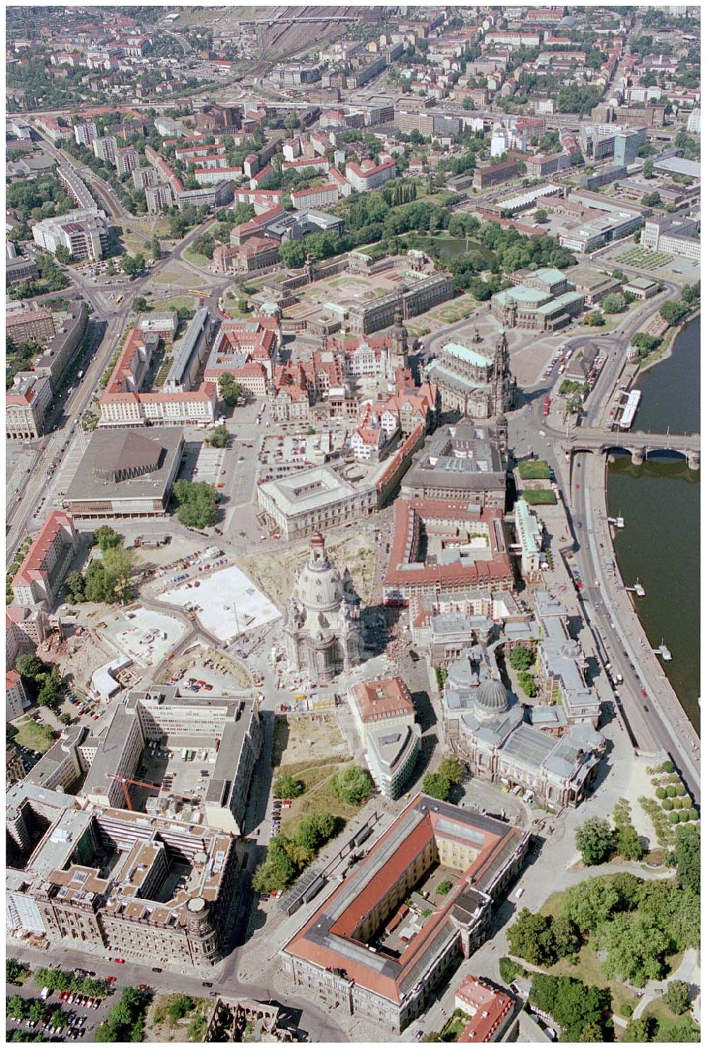 Aerial image Dresden - 10.08.2004, Dresden Blick auf die historische Altstadt Dresdens. Nach der Zerstörung im zweiten Weltkrieg wurde die Altstadt mit Vollendung der Frauenkirche wieder komplett aufgebaut.