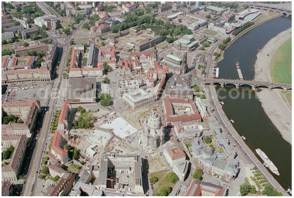 Dresden from above - 10.08.2004, Dresden Blick auf die historische Altstadt Dresdens. Nach der Zerstörung im zweiten Weltkrieg wurde die Altstadt mit Vollendung der Frauenkirche wieder komplett aufgebaut.