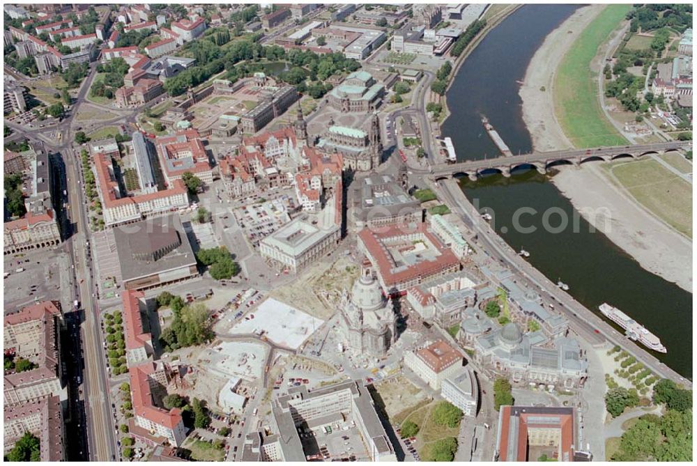 Dresden from the bird's eye view: 10.08.2004, Dresden Blick auf die historische Altstadt Dresdens. Nach der Zerstörung im zweiten Weltkrieg wurde die Altstadt mit Vollendung der Frauenkirche wieder komplett aufgebaut.