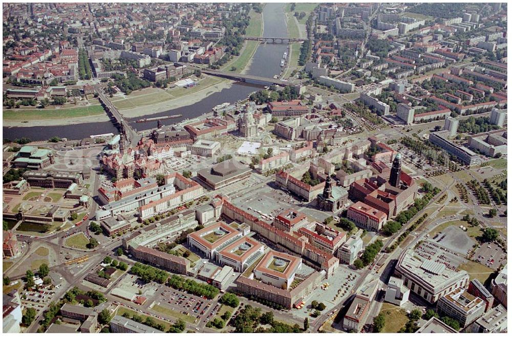 Aerial photograph Dresden - 10.08.2004, Dresden Blick auf die historische Altstadt Dresdens. Nach der Zerstörung im zweiten Weltkrieg wurde die Altstadt mit Vollendung der Frauenkirche wieder komplett aufgebaut.