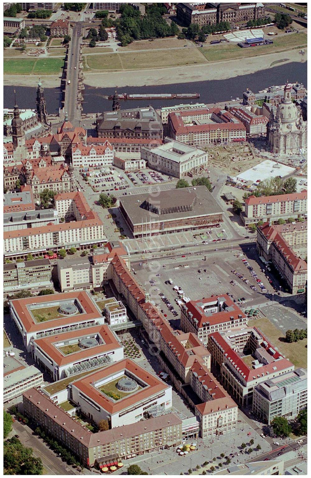 Dresden from above - 10.08.2004, Dresden Blick auf die Altmarkt-Galerie in Dresden. 26000 m² Verkaufsfläche auf 4 Ebenen, wurde am 18. September 2002 eröffnet. Webergasse 1, 01067 Dresden Tel.: 0351 / 48204-0, Fax.: 0351 / 48204-99