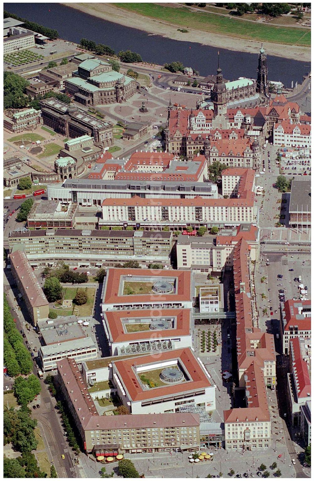 Dresden from the bird's eye view: 10.08.2004, Dresden Blick auf die Altmarkt-Galerie in Dresden. 26000 m² Verkaufsfläche auf 4 Ebenen, wurde am 18. September 2002 eröffnet. Webergasse 1, 01067 Dresden Tel.: 0351 / 48204-0, Fax.: 0351 / 48204-99