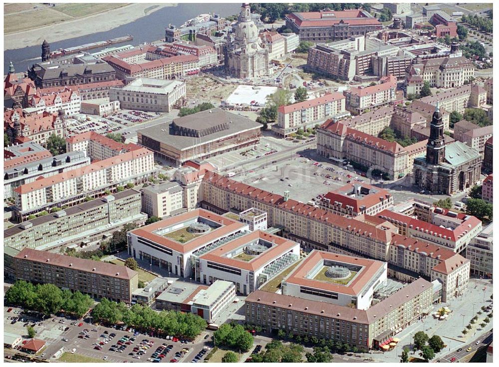 Dresden from above - 10.08.2004, Dresden Blick auf die historische Altstadt Dresdens. Nach der Zerstörung im zweiten Weltkrieg wurde die Altstadt mit Vollendung der Frauenkirche wieder komplett aufgebaut.