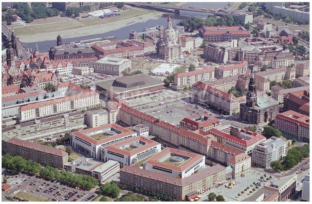 Aerial image Dresden - 10.08.2004, Dresden Blick auf die historische Altstadt Dresdens. Nach der Zerstörung im zweiten Weltkrieg wurde die Altstadt mit Vollendung der Frauenkirche wieder komplett aufgebaut.