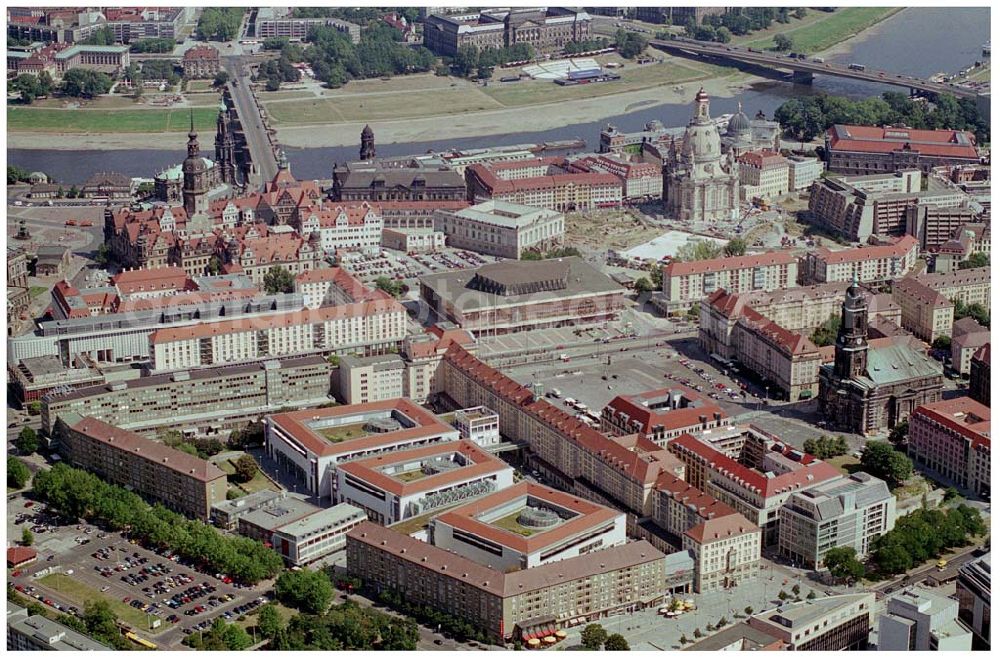 Dresden from above - 10.08.2004, Dresden Blick auf die historische Altstadt Dresdens. Nach der Zerstörung im zweiten Weltkrieg wurde die Altstadt mit Vollendung der Frauenkirche wieder komplett aufgebaut.