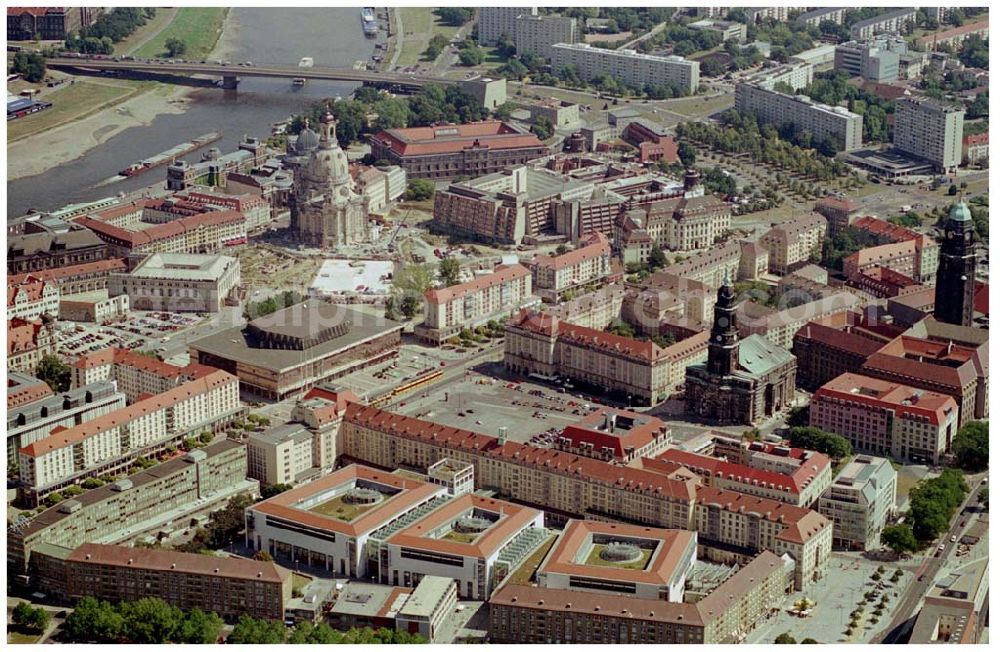 Aerial image Dresden - 10.08.2004, Dresden Blick auf die historische Altstadt Dresdens. Nach der Zerstörung im zweiten Weltkrieg wurde die Altstadt mit Vollendung der Frauenkirche wieder komplett aufgebaut.