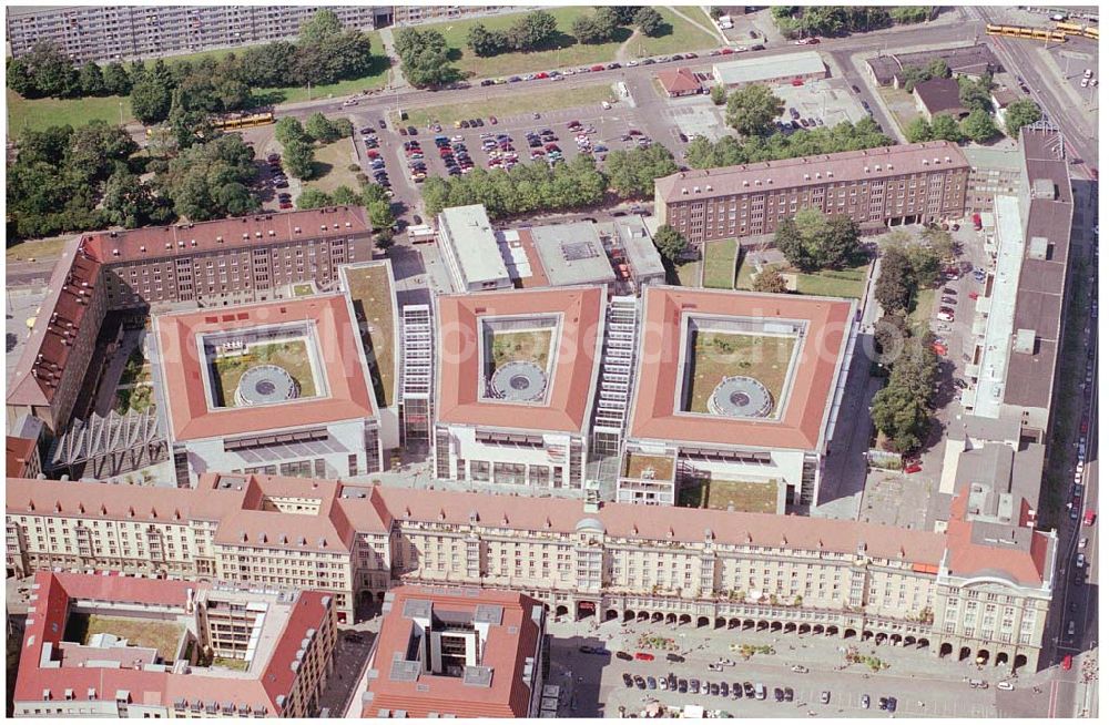 Dresden from above - 10.08.2004, Dresden Blick auf die Altmarkt-Galerie in Dresden. 26000 m² Verkaufsfläche auf 4 Ebenen, wurde am 18. September 2002 eröffnet. Webergasse 1, 01067 Dresden Tel.: 0351 / 48204-0, Fax.: 0351 / 48204-99