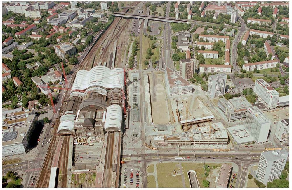 Aerial photograph Dresden - 10.08.2004, Dresden Blick auf den Dresdener Hauptbahnhof, der 1848 eingeweiht wurde und nun schon seit mehr als 150 Jahren steht. 01069 Dresden