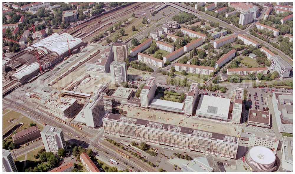 Dresden from the bird's eye view: 10.08.2004, Dresden Blick auf den Dresdener Hauptbahnhof, der 1848 eingeweiht wurde und nun schon seit mehr als 150 Jahren steht. 01069 Dresden