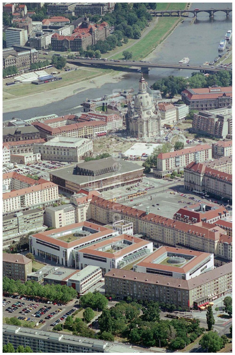 Aerial image Dresden - 10.08.2004, Dresden Blick auf die historische Altstadt Dresdens. Nach der Zerstörung im zweiten Weltkrieg wurde die Altstadt mit Vollendung der Frauenkirche wieder komplett aufgebaut.