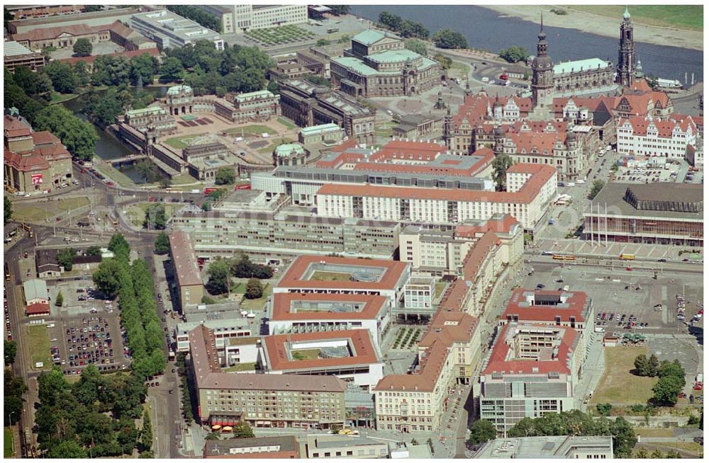 Dresden from above - 10.08.2004, Dresden Blick auf die historische Altstadt Dresdens. Nach der Zerstörung im zweiten Weltkrieg wurde die Altstadt mit Vollendung der Frauenkirche wieder komplett aufgebaut.