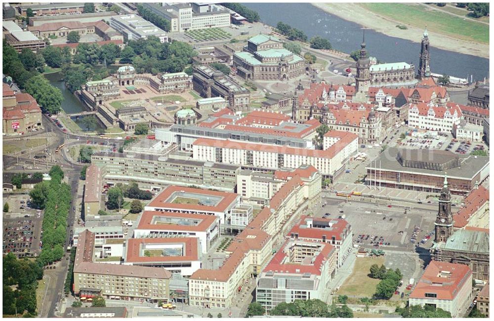 Aerial photograph Dresden - 10.08.2004, Dresden Blick auf die historische Altstadt Dresdens. Nach der Zerstörung im zweiten Weltkrieg wurde die Altstadt mit Vollendung der Frauenkirche wieder komplett aufgebaut.