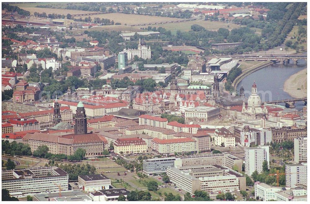 Dresden from above - 10.08.2004, Dresden Blick auf die historische Altstadt Dresdens. Nach der Zerstörung im zweiten Weltkrieg wurde die Altstadt mit Vollendung der Frauenkirche wieder komplett aufgebaut.