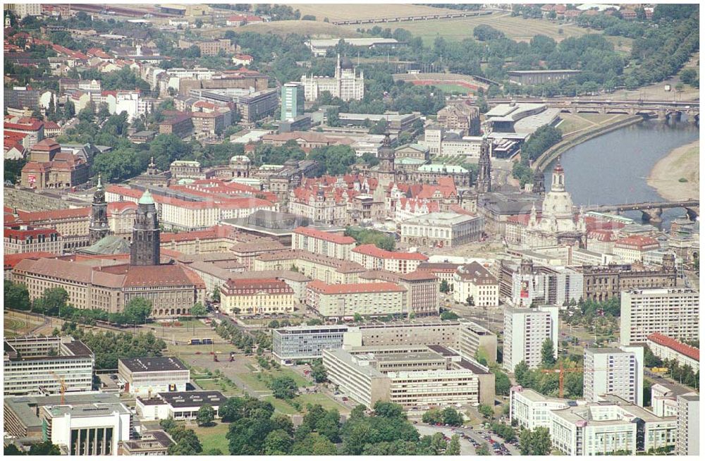 Dresden from the bird's eye view: 10.08.2004, Dresden Blick auf die historische Altstadt Dresdens. Nach der Zerstörung im zweiten Weltkrieg wurde die Altstadt mit Vollendung der Frauenkirche wieder komplett aufgebaut.