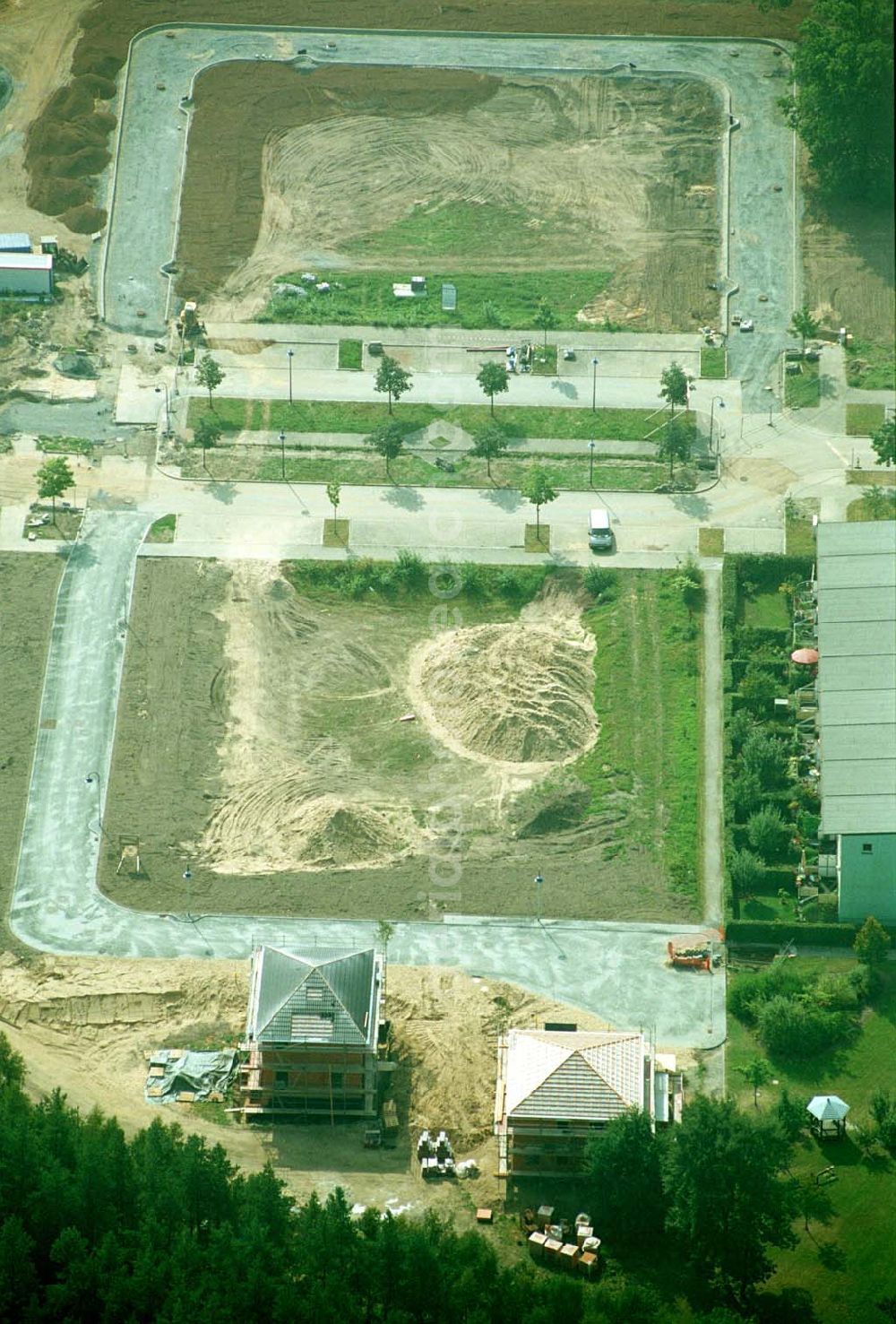 Aerial image Dresden ( Sachsen ) - 11.09.2005: Dresden Erweiterungsbaustelle am Wohnpark der HVB Immobilien AG an der Königsbrücker Landstraße östlich des Flughafens Dresden-Klotsche.