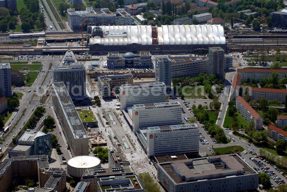 Dresden from above - Dresden Hauptbahnhof in Dresden-Seevorstadt. Der Kopfbahnhof wurde zwischen 1892 und 1897 erbaut. Seit 2002 wird er rekonstruiert. Die Entwürfe für das neue Dach stammen von Norman Foster. Anschrift: Dresden Hbf, Am Hauptbahnhof 4, 01069 Dresden; Kontakt DB: Deutsche Bahn AG, Kommunikation Sachsen / Sachsen-Anhalt / Thüringen, Dohnanyistr. 11, 04103 Leipzig, Medienbetreuung.Leipzig@bahn.de,