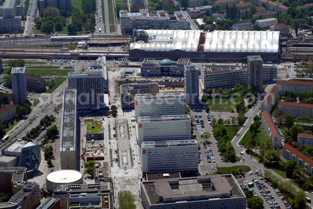 Dresden from the bird's eye view: Dresden Hauptbahnhof in Dresden-Seevorstadt. Der Kopfbahnhof wurde zwischen 1892 und 1897 erbaut. Seit 2002 wird er rekonstruiert. Die Entwürfe für das neue Dach stammen von Norman Foster. Anschrift: Dresden Hbf, Am Hauptbahnhof 4, 01069 Dresden; Kontakt DB: Deutsche Bahn AG, Kommunikation Sachsen / Sachsen-Anhalt / Thüringen, Dohnanyistr. 11, 04103 Leipzig, Medienbetreuung.Leipzig@bahn.de,