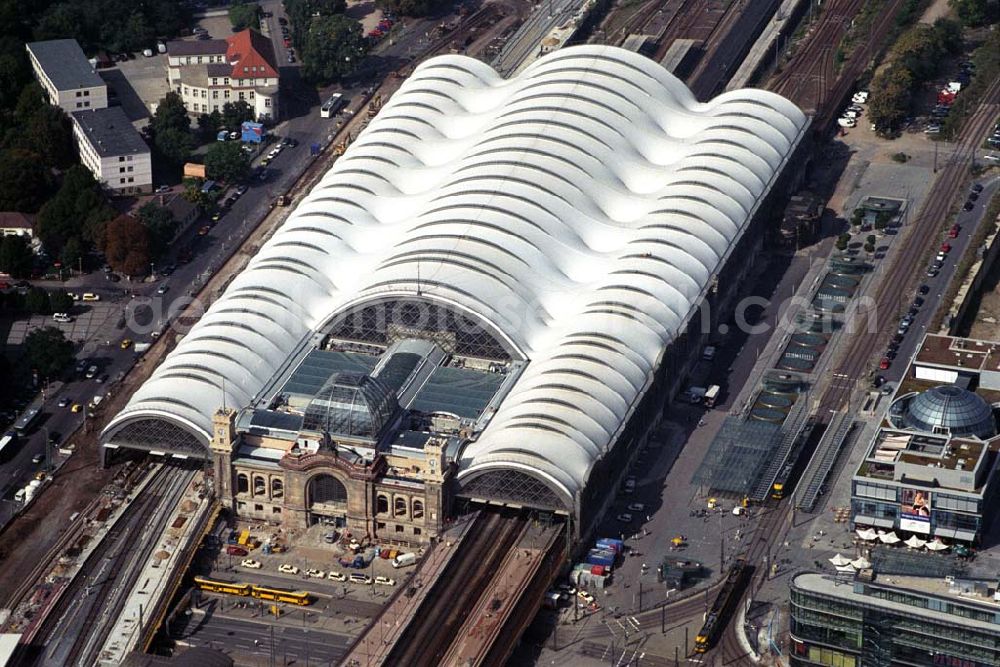 Aerial image Dresden - Dresden Hauptbahnhof in Dresden-Seevorstadt. Der Kopfbahnhof wurde zwischen 1898 eröffnet. Seit 2002 wird er rekonstruiert. Entwürfe für das neue Glasdach entstanden u.a. vom Architekten Norman Foster. Anschrift: Dresden Hbf, Am Hauptbahnhof 4, 01069 Dresden Kontakt DB: Deutsche Bahn AG, Kommunikation Sachsen / Sachsen-Anhalt / Thüringen, Dohnanyistr. 11, 04103 Leipzig, Medienbetreuung.Leipzig@bahn.de,