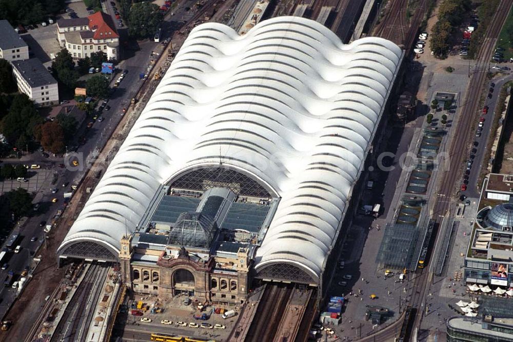 Aerial photograph Dresden - Dresden Hauptbahnhof in Dresden-Seevorstadt. Der Kopfbahnhof wurde zwischen 1898 eröffnet. Seit 2002 wird er rekonstruiert. Entwürfe für das neue Glasdach entstanden u.a. vom Architekten Norman Foster. Anschrift: Dresden Hbf, Am Hauptbahnhof 4, 01069 Dresden Kontakt DB: Deutsche Bahn AG, Kommunikation Sachsen / Sachsen-Anhalt / Thüringen, Dohnanyistr. 11, 04103 Leipzig, Medienbetreuung.Leipzig@bahn.de,