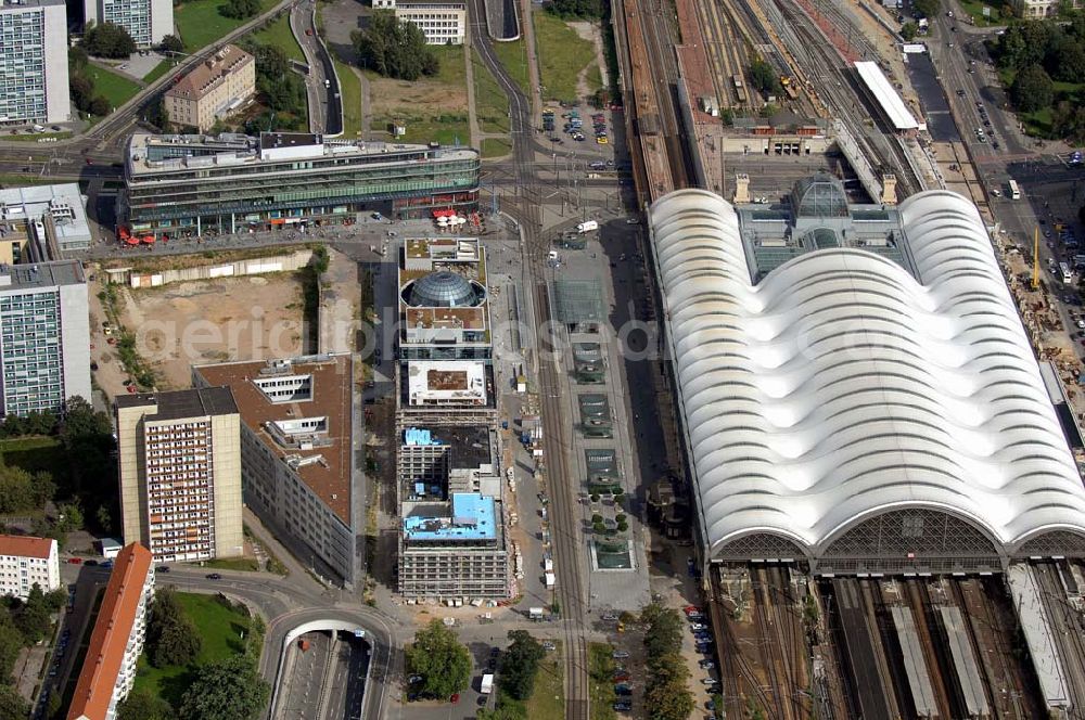 DRESDEN from the bird's eye view: Der Hauptbahnhof in Dresden ist der größte Bahnhof der sächsischen Landeshauptstadt. Eine markante Besonderheit der seit 2000 aufwendig sanierten und im November 2006 offiziell eingeweihten Station ist ein mit einer teflonbeschichteten Glasfaser-Membran überzogenes Dach. Vor dem Hauptbahnhof befindet sich der Wiener Platz.