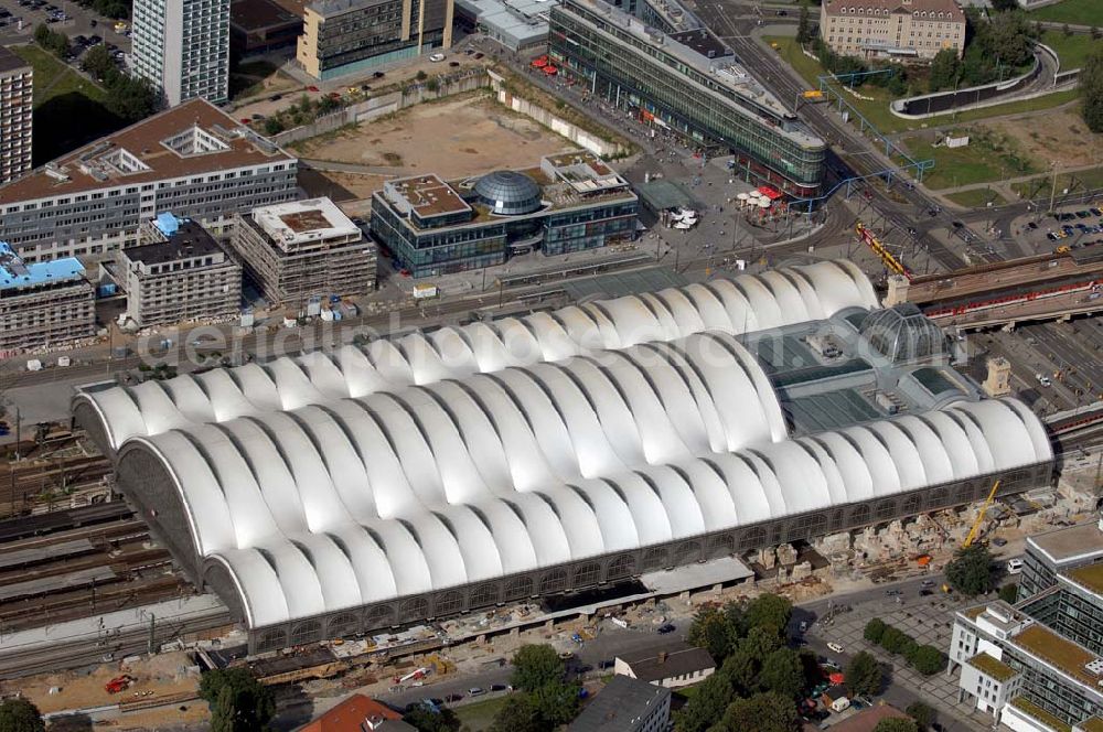 DRESDEN from the bird's eye view: Der Hauptbahnhof in Dresden ist der größte Bahnhof der sächsischen Landeshauptstadt. Eine markante Besonderheit der seit 2000 aufwendig sanierten und im November 2006 offiziell eingeweihten Station ist ein mit einer teflonbeschichteten Glasfaser-Membran überzogenes Dach. Hinter dem Hauptbahnhof befindet sich der Wiener Platz.